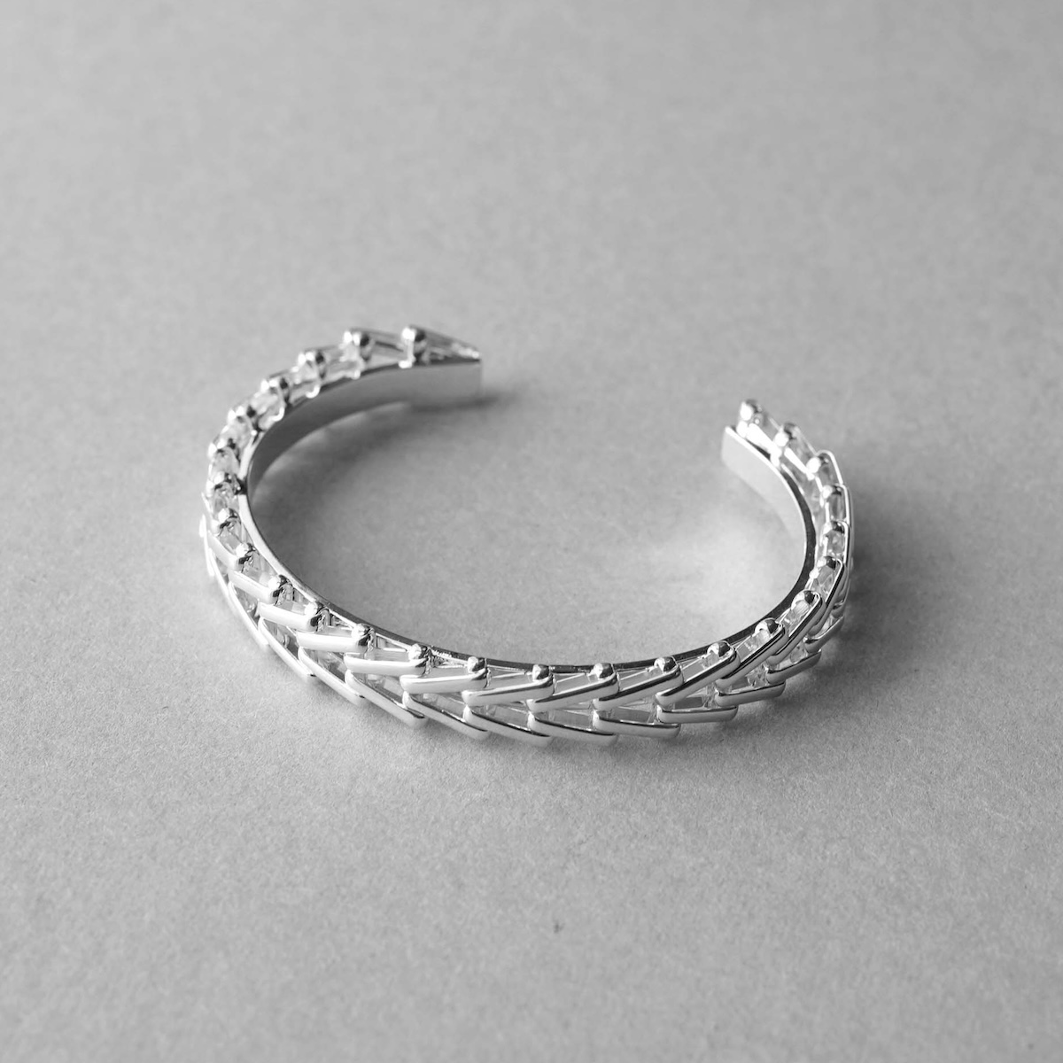 ON THE SUNNY SIDE OF THE STREET / Arrow Vintage Chain Bangle (White Silver)