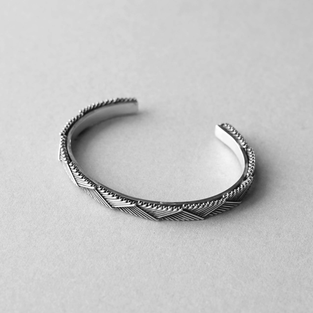 ON THE SUNNY SIDE OF THE STREET / Chevron Chain Bangle (Silver)