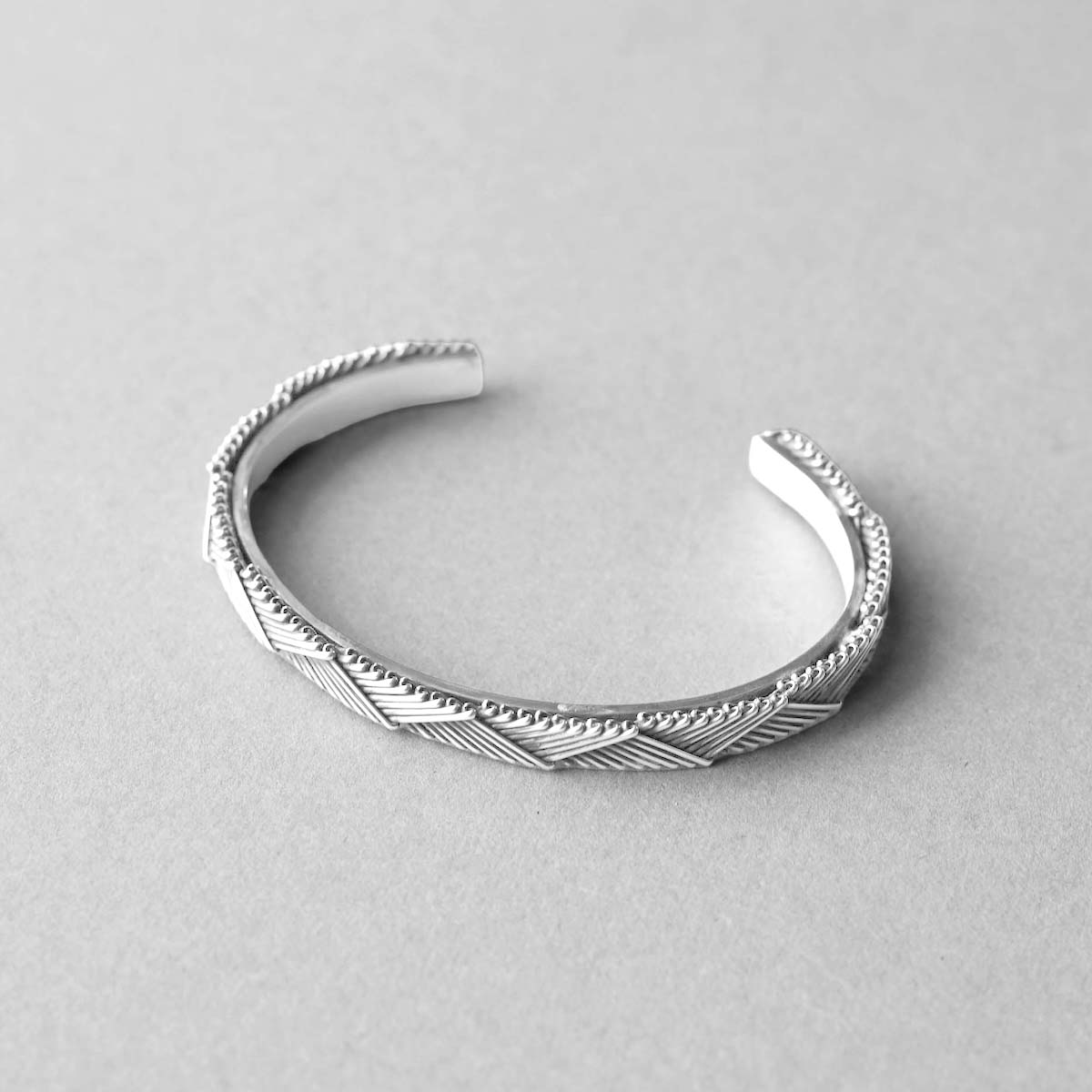 ON THE SUNNY SIDE OF THE STREET / Chevron Chain Bangle (White Silver)
