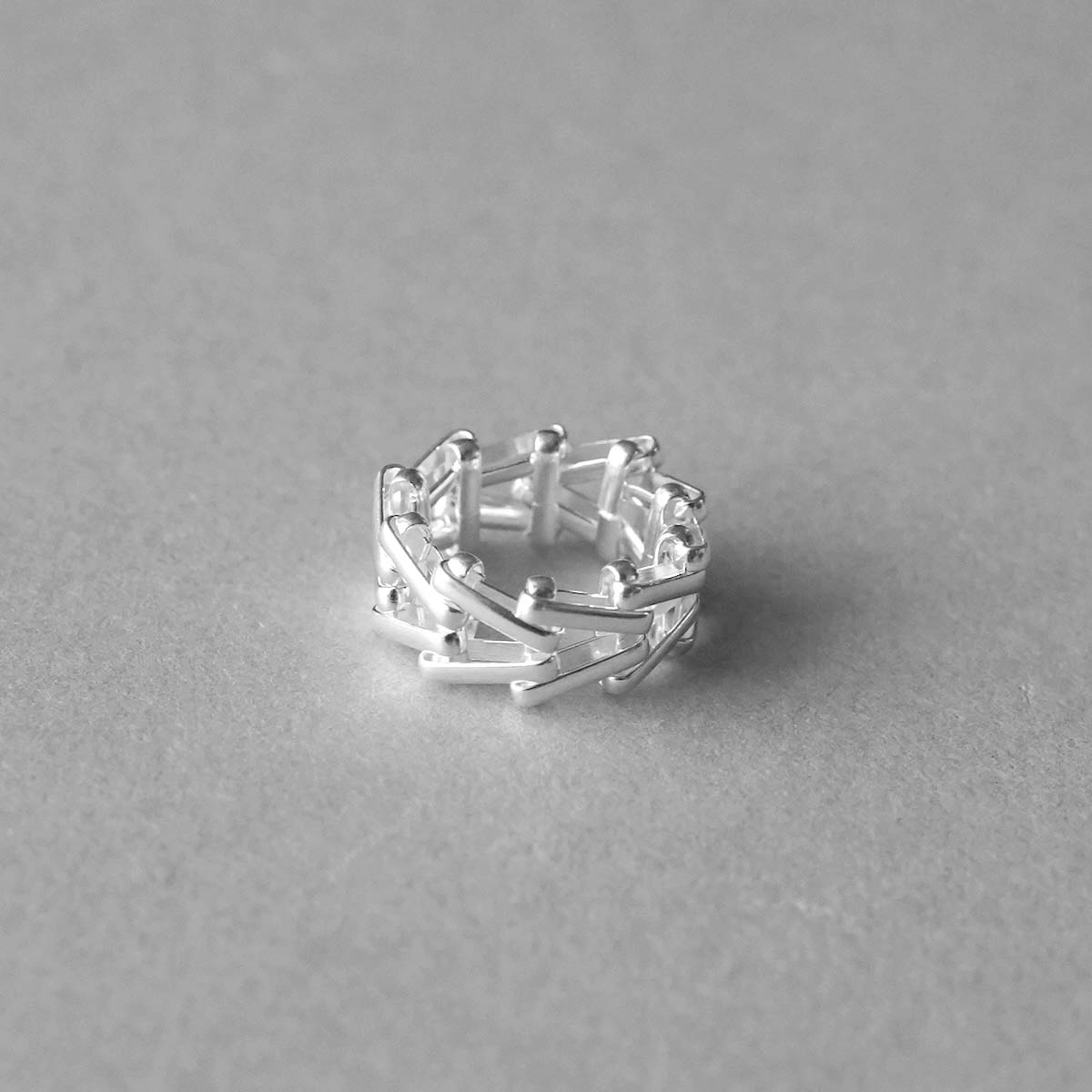 ON THE SUNNY SIDE OF THE STREET / Arrow Vintage Chain Ring (White Silver)
