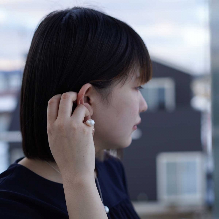 on the sunny side of the street / Egg Pearl Ring ＆ Earcuff リング着用イメージ