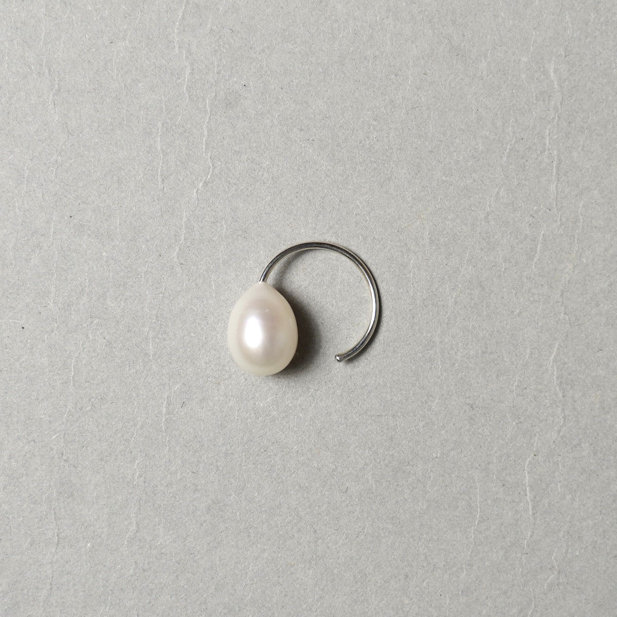 on the sunny side of the street / Egg Pearl Ring ＆ Earcuff (White Silver) 前