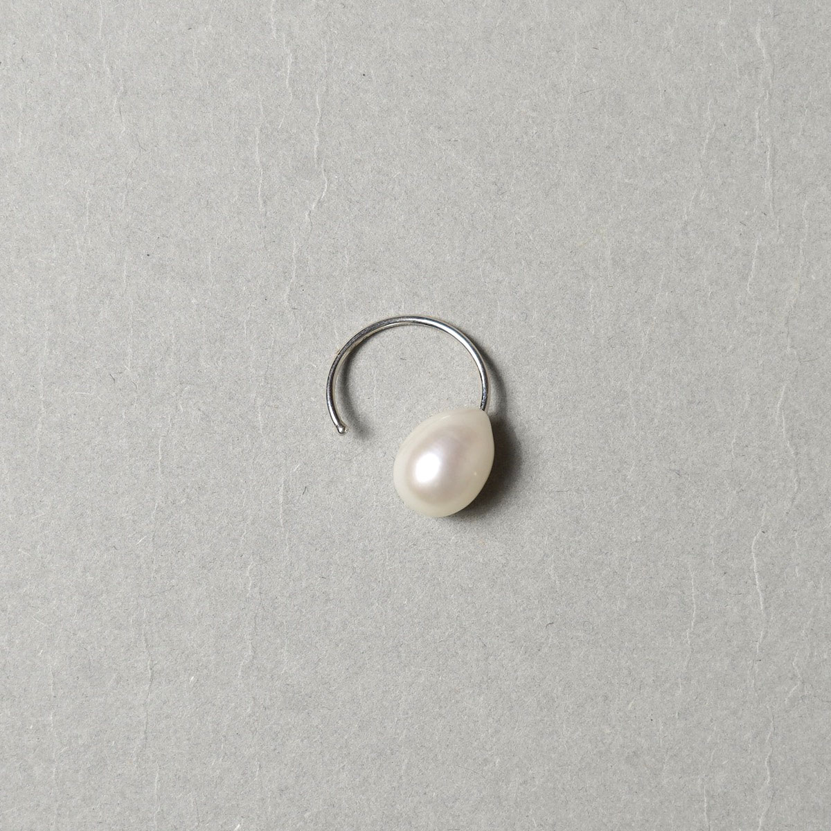 on the sunny side of the street / Egg Pearl Ring ＆ Earcuff (White Silver) 後