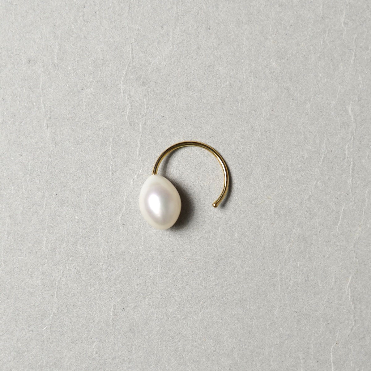 on the sunny side of the street / Egg Pearl Ring ＆ Earcuff (Gold) 前