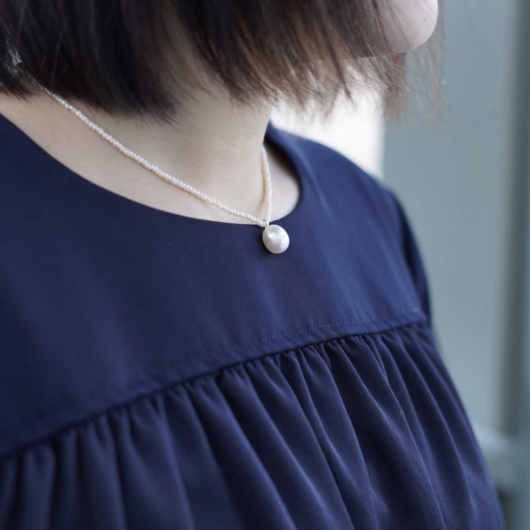 on the sunny side of the street / Seed Pearls Neck Lacew Egg Pearl 着用イメージ②