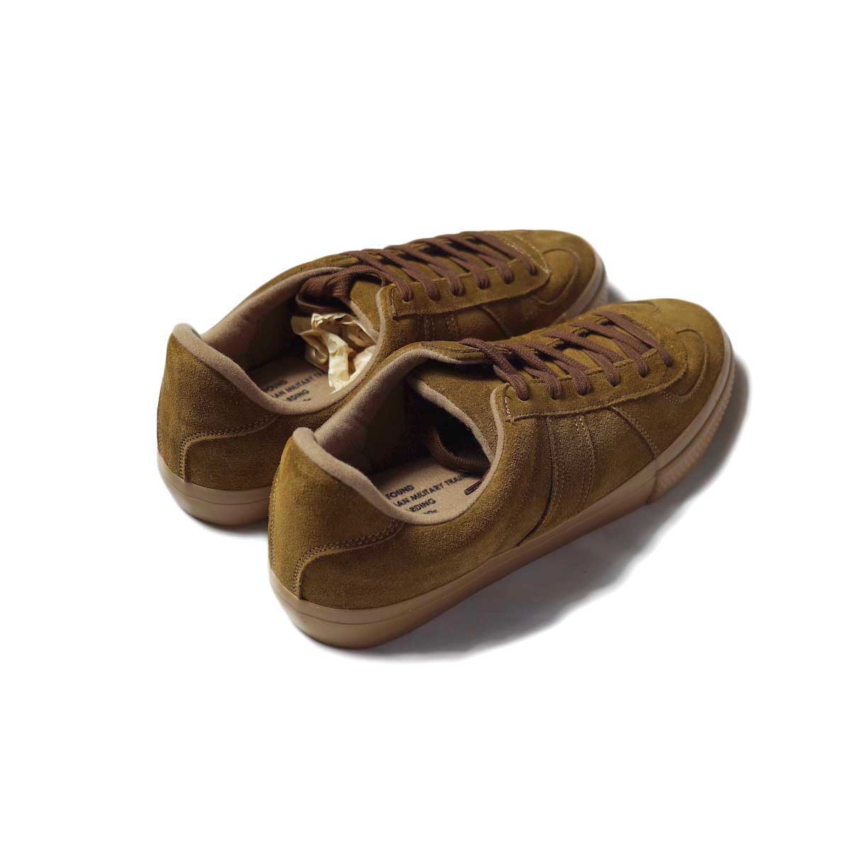 REPRODUCTION OF FOUND / GERMAN MILITARY TRAINER (Tobacco Suede)斜め上