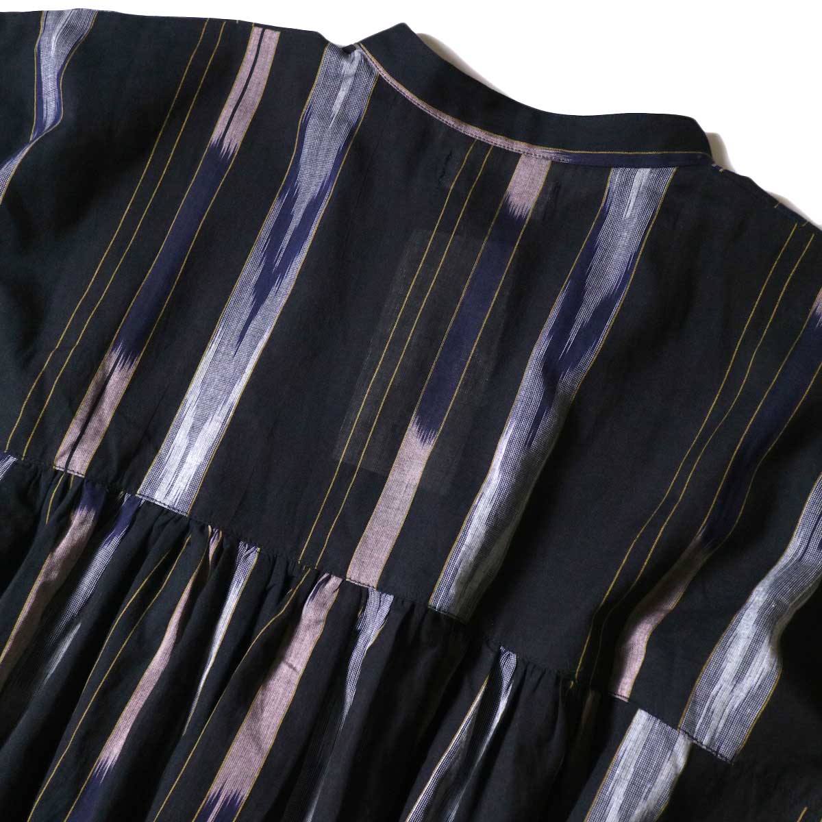 SOIL / BANDED COLLAR GATHERED DRESS (Black Base) 背面アップ