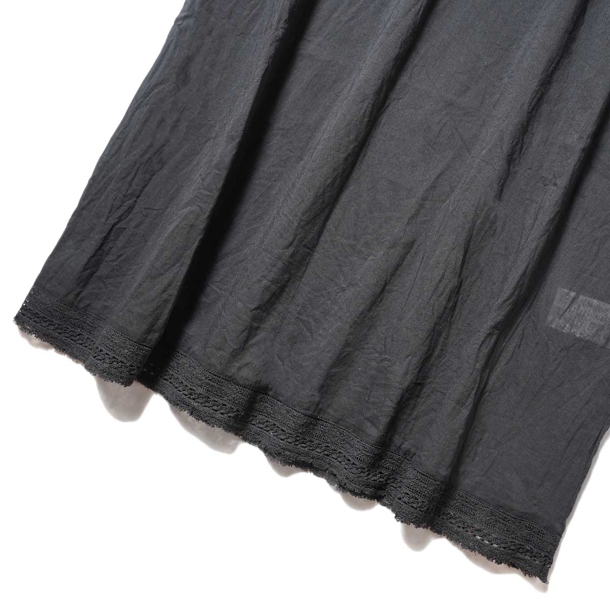SOIL / COTTON VOILE & LACE UNDER DRESS (Black) 裾