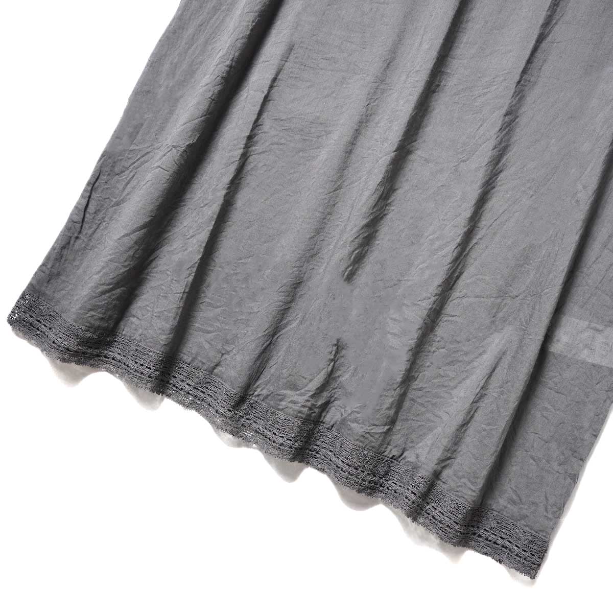 SOIL / COTTON VOILE & LACE UNDER DRESS (Charcoal) 裾