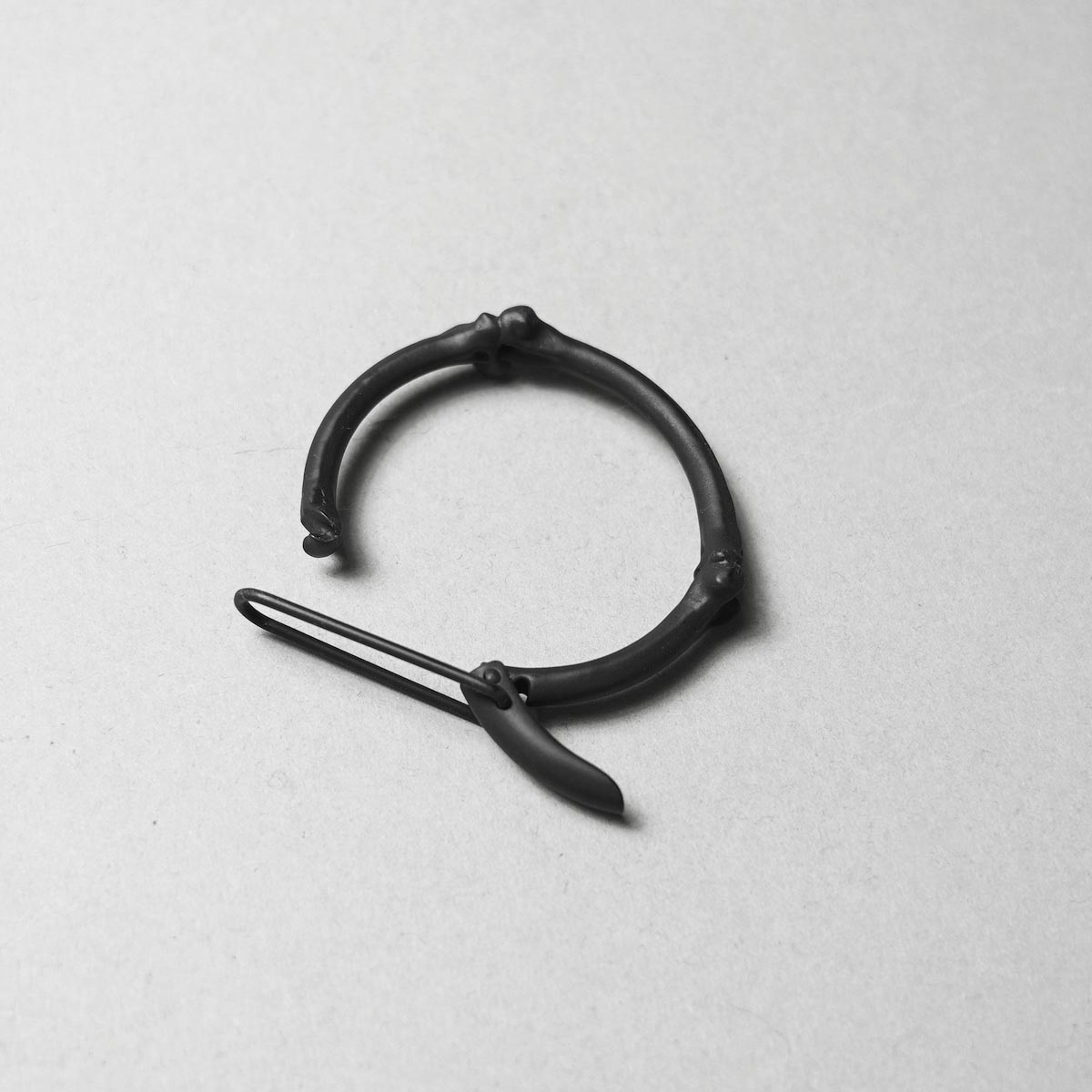 The Soloist / sa.0018SS23 bone shaped clip caff. -M- (Black) 開閉