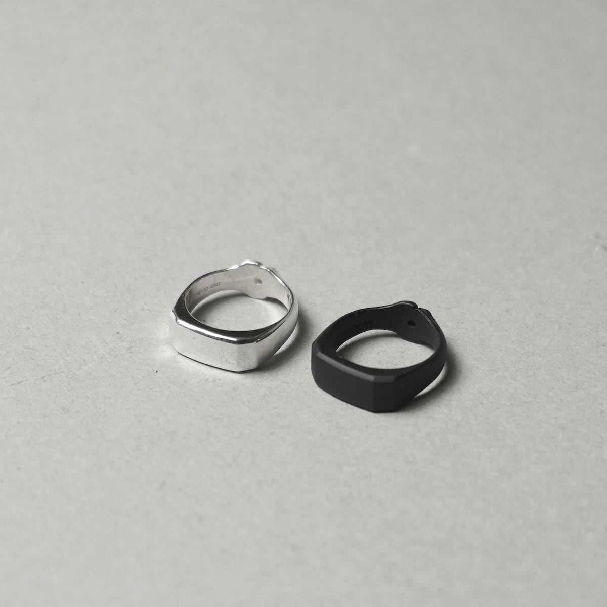The Soloist / sa.0021SS23 bone shaped signet ring. -S- 正面