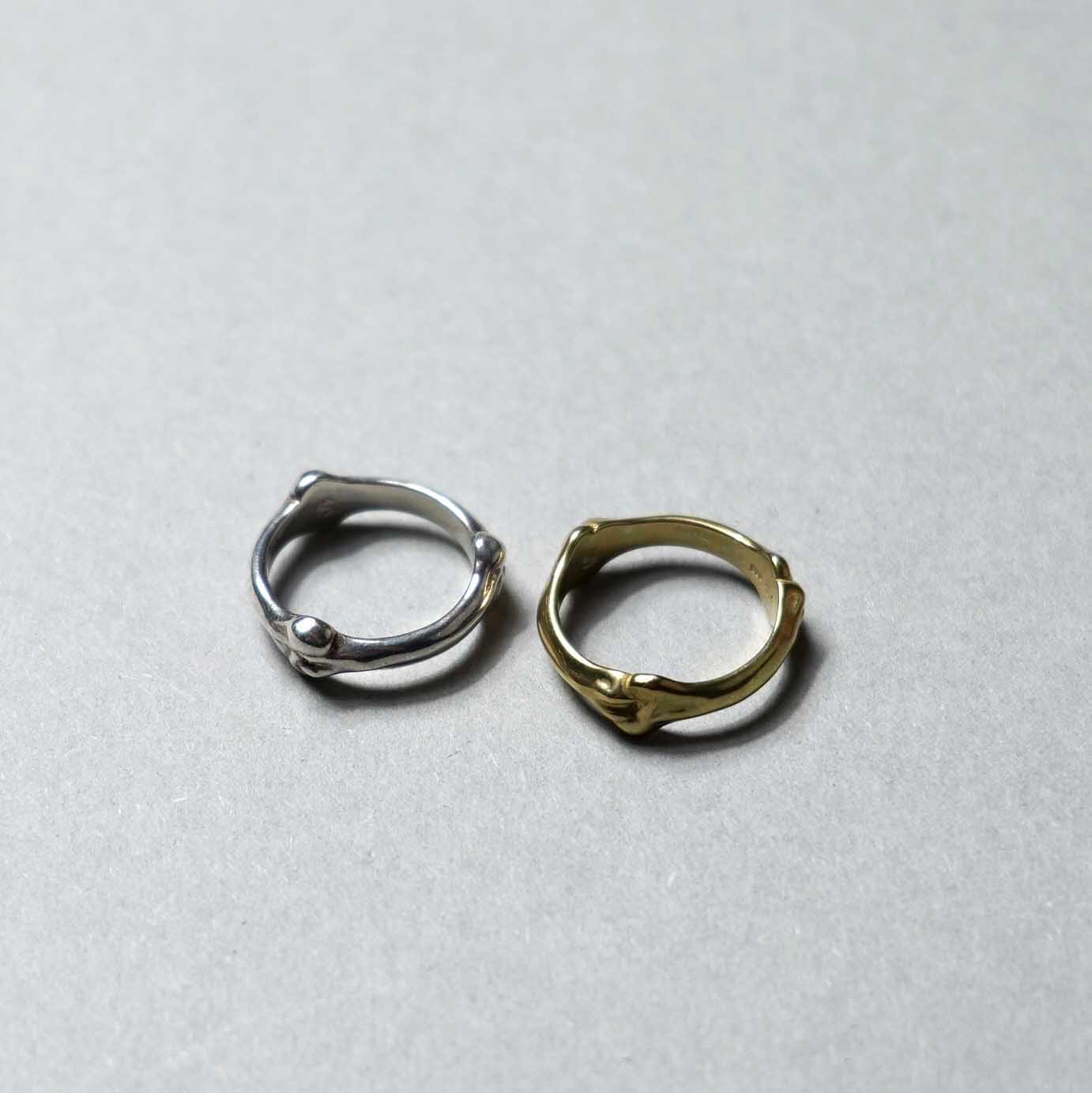 The Soloist / sa.0027SS21 bone shaped band ring.