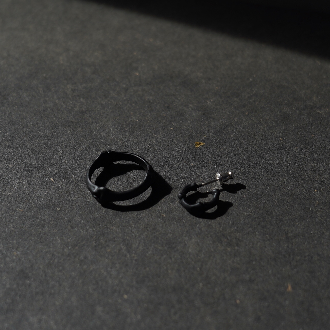 The Soloist / sa.0031SS23 bone shaped earrings. -S-. (9mm) (black)イメージ
