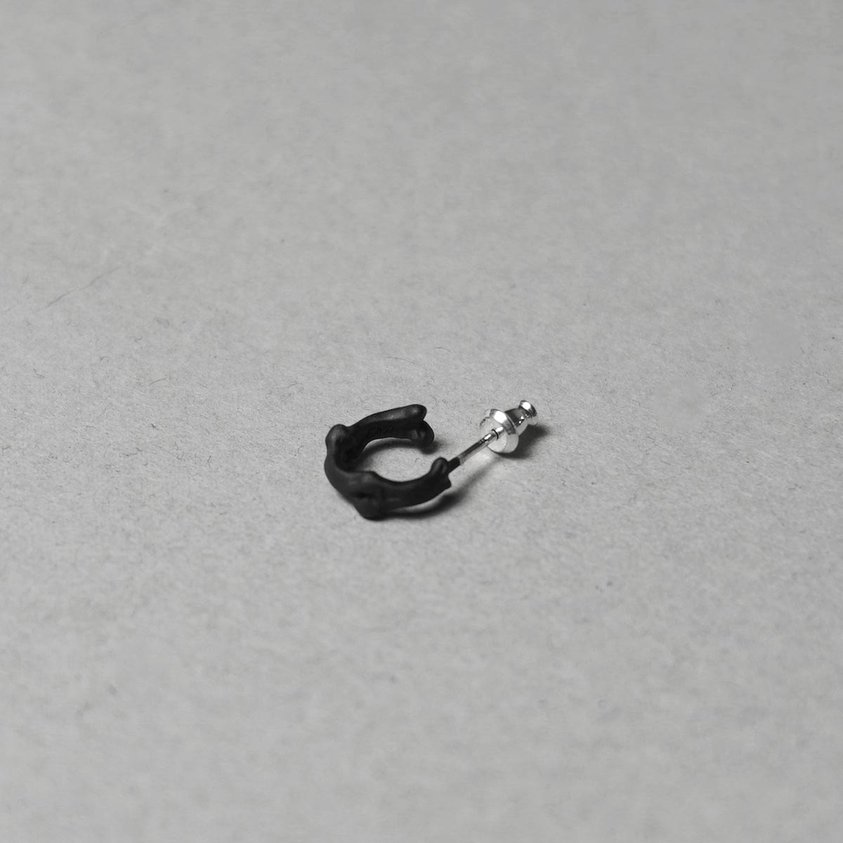 The Soloist / sa.0031SS23 bone shaped earrings. -S-. (9mm) (black)斜めから
