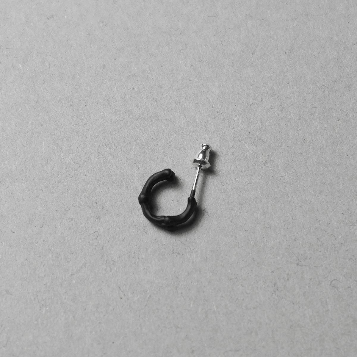 The Soloist / sa.0031SS23 bone shaped earrings. -S-. (9mm) (black)正面