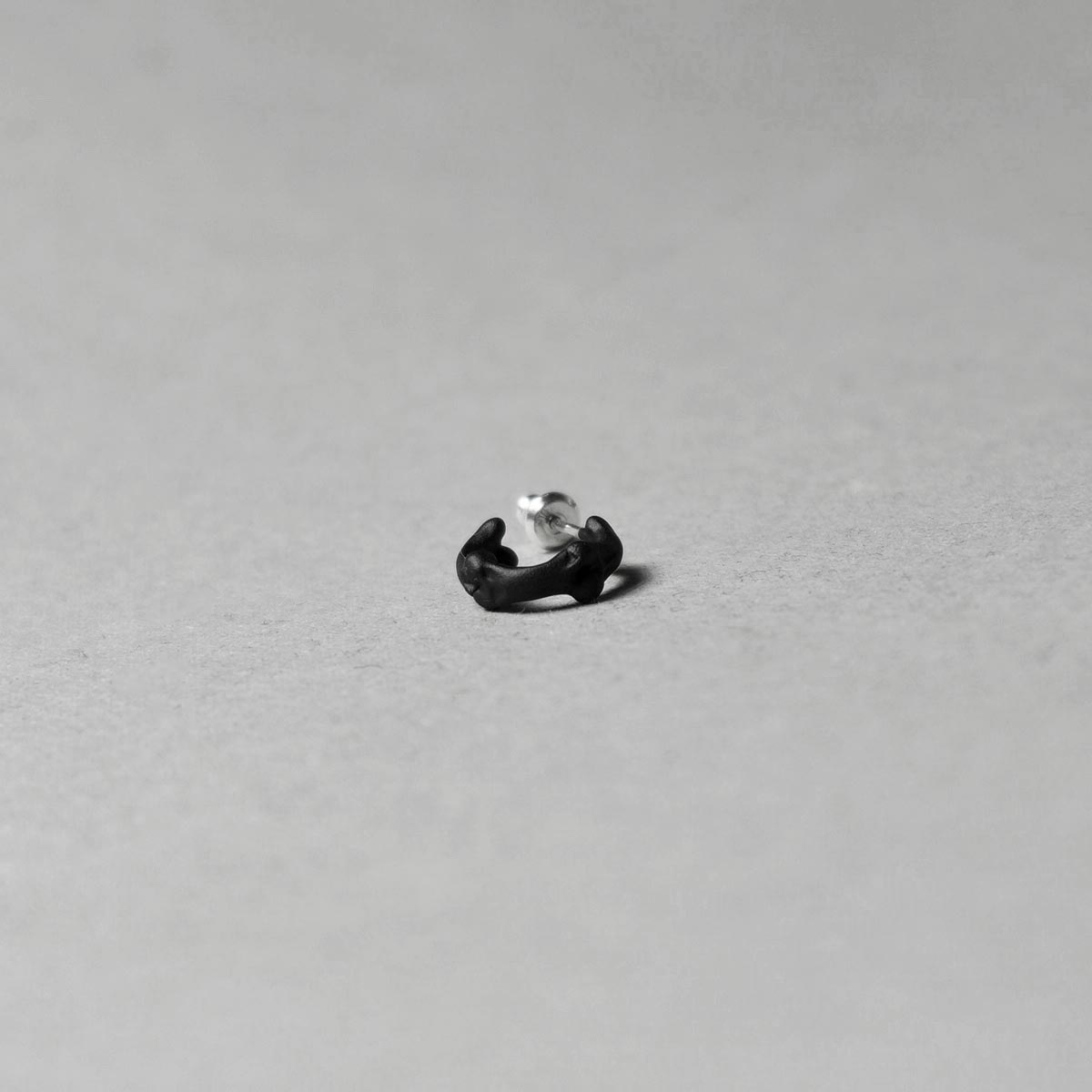 The Soloist / sa.0031SS23 bone shaped earrings. -S-. (9mm) (black)横から