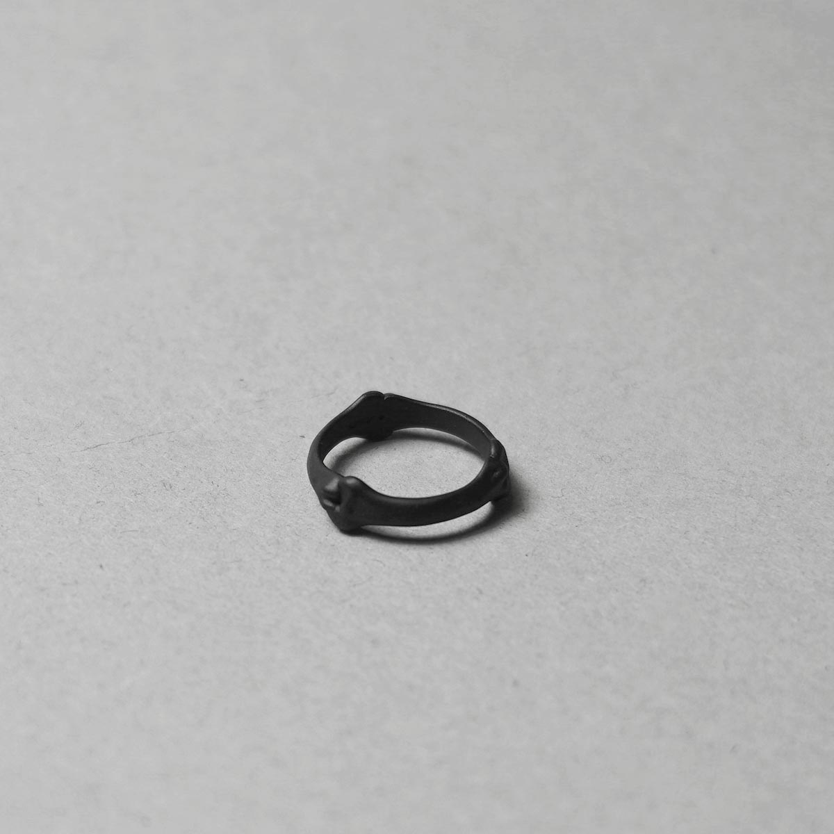 The Soloist / sa.0034SS23 bone shaped band ring. (black)正面