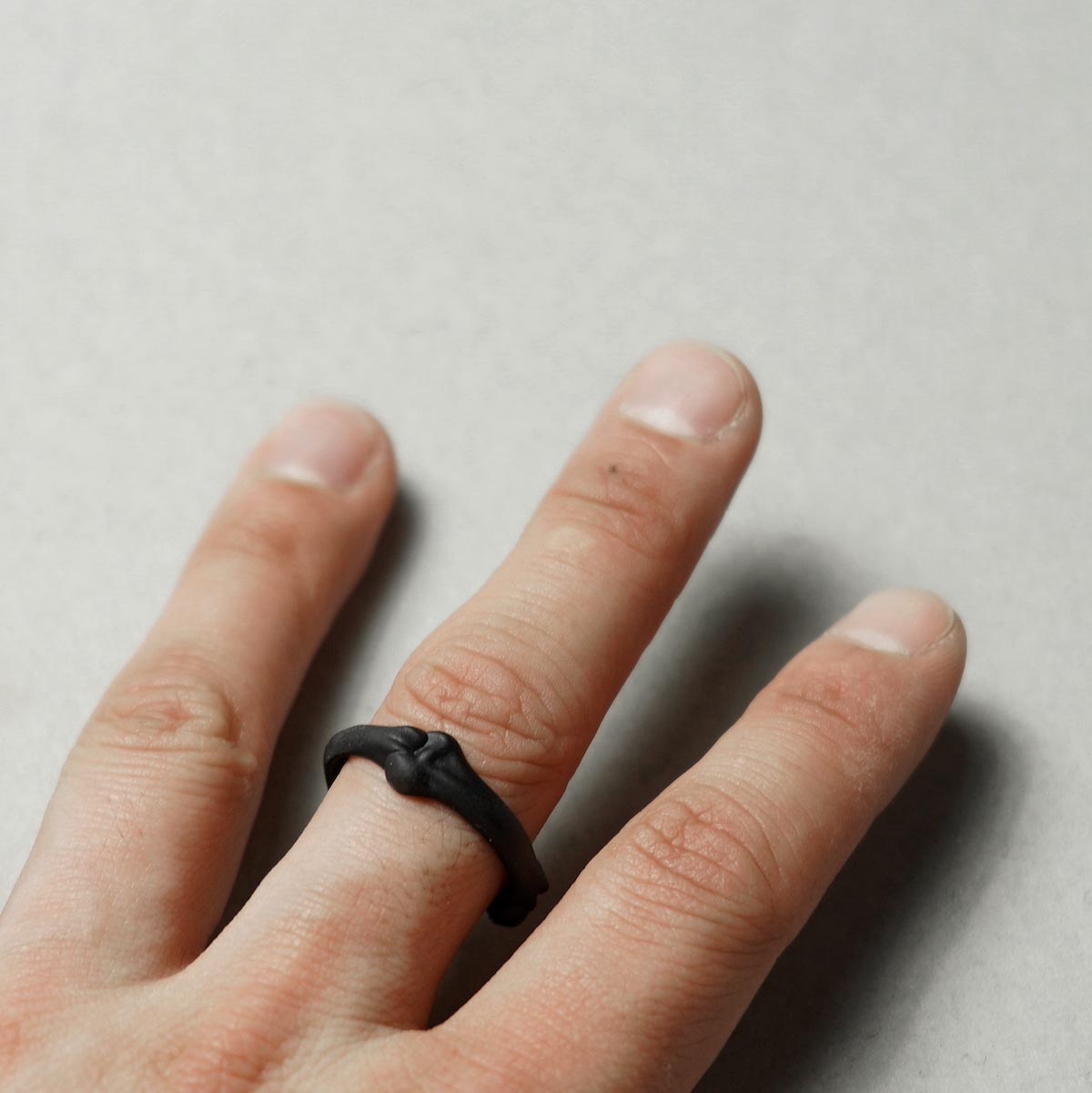 The Soloist / sa.0034SS23 bone shaped band ring. (black)着用イメージ