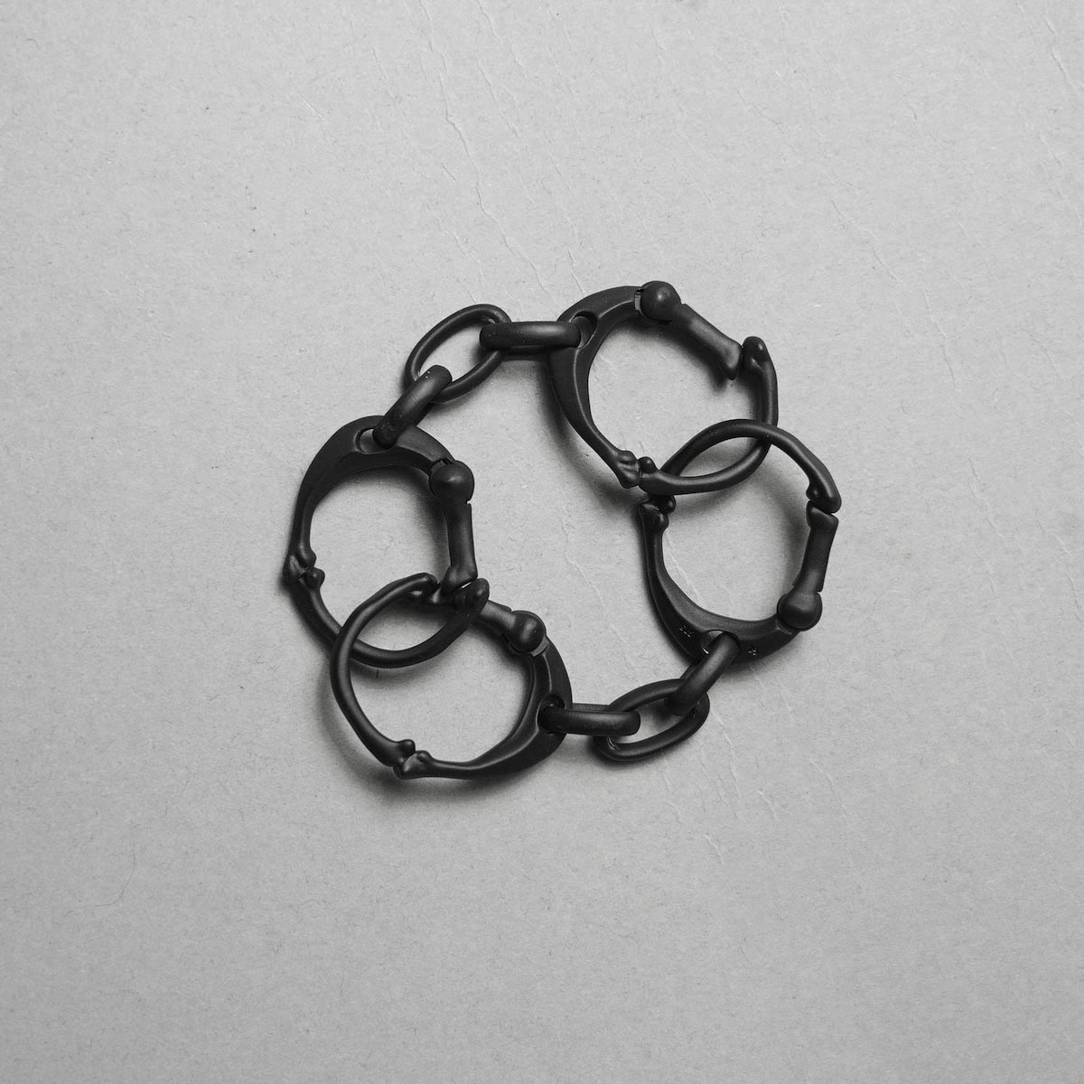 The Soloist / sa.0037SS23 bone shaped carabiner bracelet. -L- (Black)正面